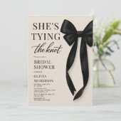 She's Tying The Knot Black Bow Bridal Shower Kaart (Staand voorkant)