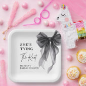 She's Tying The Knot Black Bow Bridal Shower Papieren Bordje (Feest)