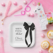 She's Tying The Knot Black Bow Party Papieren Bordje (Feest)