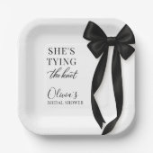 She's Tying The Knot Black Bow Party Papieren Bordje (Voorkant)