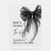 She's Tying The Knot Black Bow Welcome Sign Acryl Bord (Voorkant)