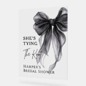She's Tying The Knot Black Bow Welcome Sign Acryl Bord (Hoek)