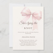 She's tying the knot pink bow Bridal Shower Kaart (Voorkant)