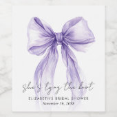 Shes Tying The Knot Purple Bow Bridal Shower Wijn Etiket (Enkel label)