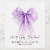 She's Tying The Knot Purple Bow Bridal Shower Wijn Etiket (Enkel label)
