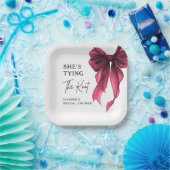 She's Tying The Knot Red Bow Bridal Shower Papieren Bordje (Feest)