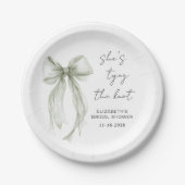 Shes Tying The Knot Sage Green Bow Bridal Shower Papieren Bordje (Voorkant)