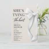 She's Tying The Knot White Ivory Bow Bridal Shower Kaart (Staand voorkant)