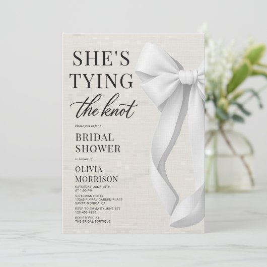 She's Tying The Knot White Ivory Bow Bridal Shower Kaart (Staand voorkant)