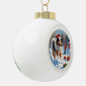 Shetland herdershond loopt sneeuw met kerst Pet Keramische Bal Ornament (Links)