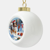 Shetland herdershond loopt sneeuw met kerst Pet Keramische Bal Ornament (Rechts)