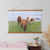 Shetland Pony op pasta nabij hoge cliënten Hangend Wandkleed (Slaapkamer)