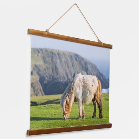 Shetland Pony op pasta nabij hoge cliënten Hangend Wandkleed (Gebogen)