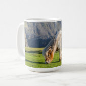 Shetland Pony op pasta nabij hoge cliënten Koffiemok (Voorkant links)