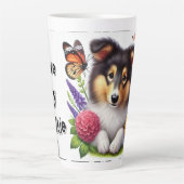 Shetland Sheepdog met bloemen en vlinders Latte Mok (Voorkant)