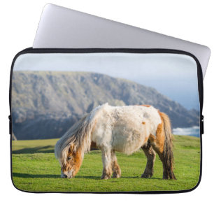 Shetlandpony op weiland nabij hoge kliffen laptop sleeve