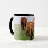 Shetlandpony op weiland nabij hoge kliffen mok (Voorkant links)