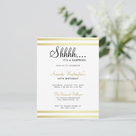Shh... Het is een verrassing! Modern Gold Birthday Uitnodiging Briefkaart (Staand voorkant)