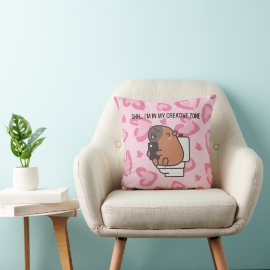 Shh… I’m in My Creative Zone | Funny Capybara Deco Kussen (Stoel)