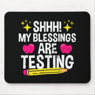 Shh, mijn zegeningen zijn testdag muismat