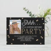 Shh Surprise Bday Party Glitter Foto Uitnodiging (Staand voorkant)