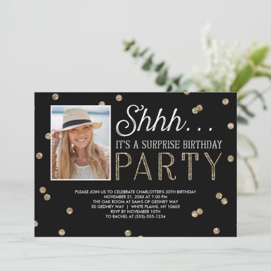 Shh Surprise Bday Party Glitter Foto Uitnodiging (Staand voorkant)
