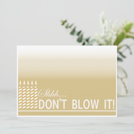 Shh Surprise Birthday Party Invitation | Goud Kaart (Staand voorkant)