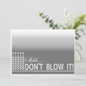 Shh Surprise Birthday Party Invitation | Zilver Kaart (Staand voorkant)