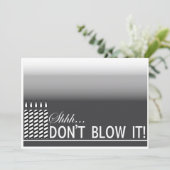 Shh Surprise Birthday Party Invitation | Zwart Kaart (Staand voorkant)