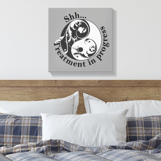 Shh Treatment in progress, Scrolling Yin en Yang Canvas Afdruk (Insitu (Slaapkamer))