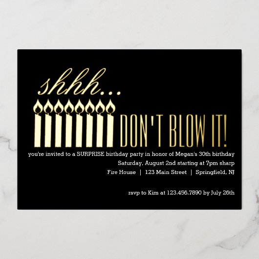 Shhh.. BLAUW HET NIET! Surprise Birthday Folie Uitnodiging (Voorkant)