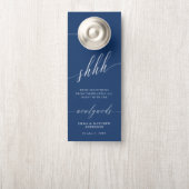 SHHH Blauw Wit Kalligrafie niet storen bruiloft Deurhanger (Op knop)