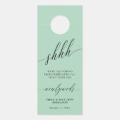 SHHH Sage Groene Kalligrafie Niet storen Bruiloft Deurhanger (Voorkant)