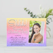 Shhh! Surprise Rainbow Verjaardagsfeestfoto Kaart (Staand voorkant)