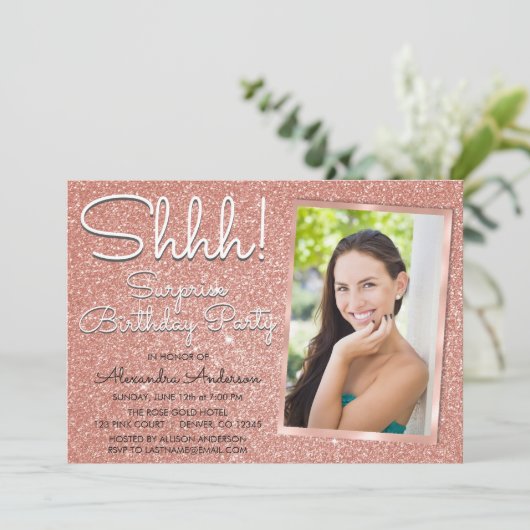 Shhh! Surprise Roos Gold Verjaardagsfeestfoto Kaart (Staand voorkant)