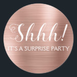 Shhh! Verrassingsverjaardagsfeestje - Roos Gold Ronde Sticker<br><div class="desc">Shhh! Surprise Verjaardagsfeestje Faux Metallic geborsteld Metalen Roos Gouden Feestzegel die perfect zijn voor een Blush Pink Verjaardagsfeestje. Deze sticker is perfect voor een Shhh! Verrassing verjaardagsfeestje. Als u extra aangepaste passende punten nodig hebt,  gelieve de ontwerper te contacteren.</div>