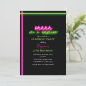 Shhhh Het is een verrassingsfeestje Neon roze groe Kaart (Staand voorkant)