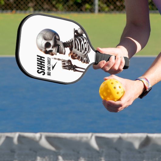 SHHHH... Niemand bekommert zich om het skelet met  Pickleball Paddle (Insitu)