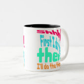 Shhhhh! Eerst doe ik de koffie. Tweekleurige Koffiemok (Voorkant rechts)