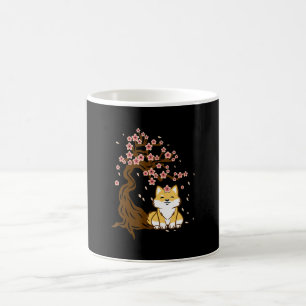 Shiba inu dog zit onder de kersenbloesem koffiemok