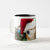 Shiba Inu-hond draagt een kersthoed in Tweekleurige Koffiemok (Voorkant links)