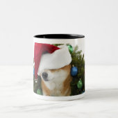 Shiba Inu-hond draagt een kersthoed in Tweekleurige Koffiemok (Center)