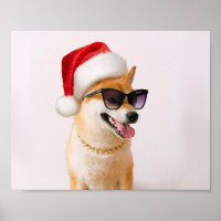 Shiba Inu-hond in de rode petten van Santa Claus