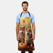 Shiba Inu Puppy Herfst Delight Pompoen Schort (Gedragen)