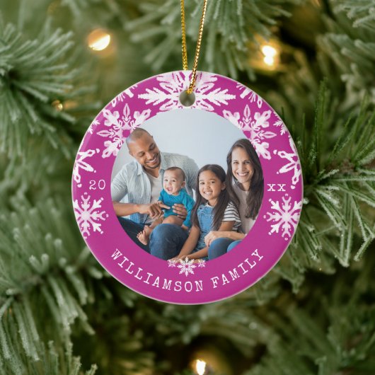 Shibori Snowflakes Tie Dye Magenta Family Foto Keramisch Ornament (Boom)