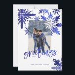 Shibori Tie Dye Indigo Blue Snowflakes Foto Feestdagenkaart<br><div class="desc">Moderne, gedurfde en abstracte feestkaart met onze handbeschilderde indigo blue shibori-achtige stropdas-kleurstofsneeuwvlokken. Het gedurfde sneeuwvlokpatroon creëer een moderne en stijlvolle look. De "Groeten"wordt getoond in een moderne indigo blauwe borstelmanuscripttypografie. Personaliseer met een foto, een familiehandtekening, en een jaar. De achterzijde heeft een indigo achtergrond met een wit stropdas-kleurstofpatroon. Kunstwerk van...</div>