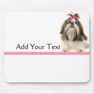 Shih Tsu met Roze Bow aan de grens met Roze Diamon Muismat