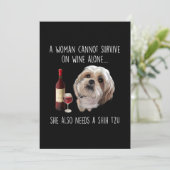 Shih Tzu | Een vrouw kan niet alleen op wijn overl Bedankkaart (Staand voorkant)