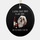Shih Tzu | Een vrouw kan niet alleen op wijn overl Keramisch Ornament (Links)