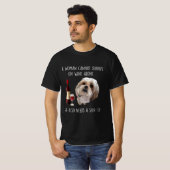 Shih Tzu | Een vrouw kan niet alleen op wijn overl T-shirt (Voorkant volledig)